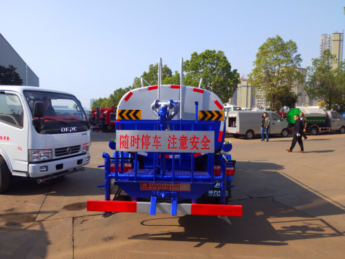5噸灑水車(chē)圖片方位展示 5噸灑水車(chē)圖片方位展示