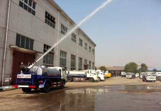 枯草引發火災,環衛車灑水車緊急救援現場 枯草引發火災,環衛車灑水車緊急救援現場