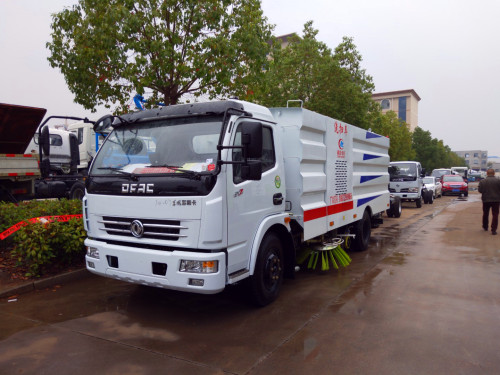 東風(fēng)多利卡洗掃車(軸距3800型)-湖北程力掃路車生產(chǎn)廠家 東風(fēng)多利卡洗掃車(軸距3800型)-湖北程力掃路車生產(chǎn)廠家