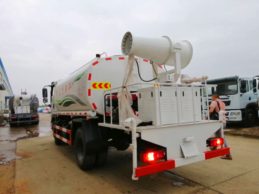 東風145霧炮灑水車廠家 農(nóng)用灑水車廠家在什么地方 東風145霧炮灑水車廠家 農(nóng)用灑水車廠家在什么地方