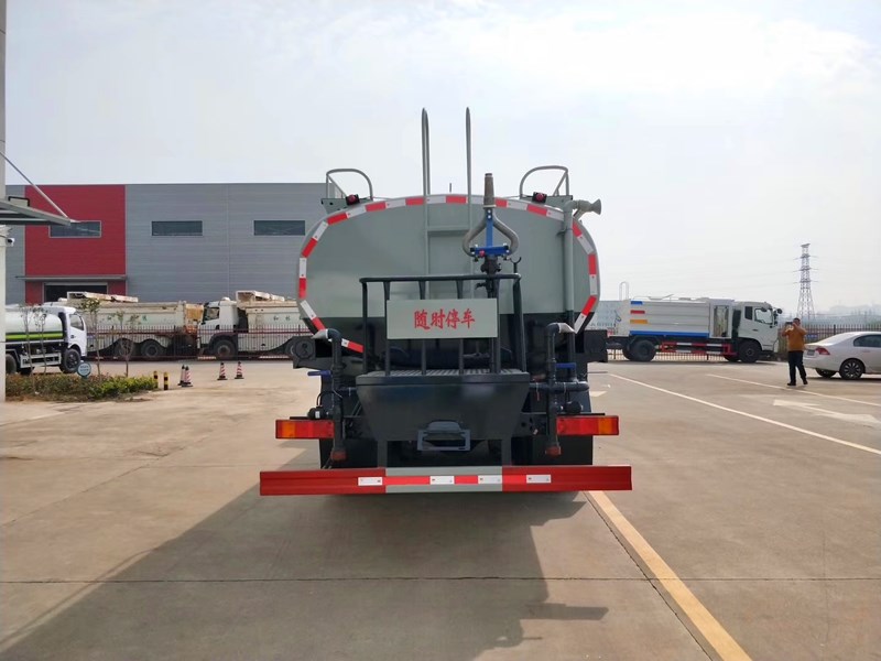 五、國六東風(fēng)天龍后雙橋20噸灑水車管路系統(tǒng): 由管道、四位三通球閥、直通球閥、過濾網(wǎng)、出水口(前沖后灑、側(cè)噴;高位側(cè)花灑;后工作平臺,帶綠化灑水高炮)組成。 五、國六東風(fēng)天龍后雙橋20噸灑水車管路系統(tǒng): 由管道、四位三通球閥、直通球閥、過濾網(wǎng)、出水口(前沖后灑、側(cè)噴;高位側(cè)花灑;后工作平臺,帶綠化灑水高炮)組成。