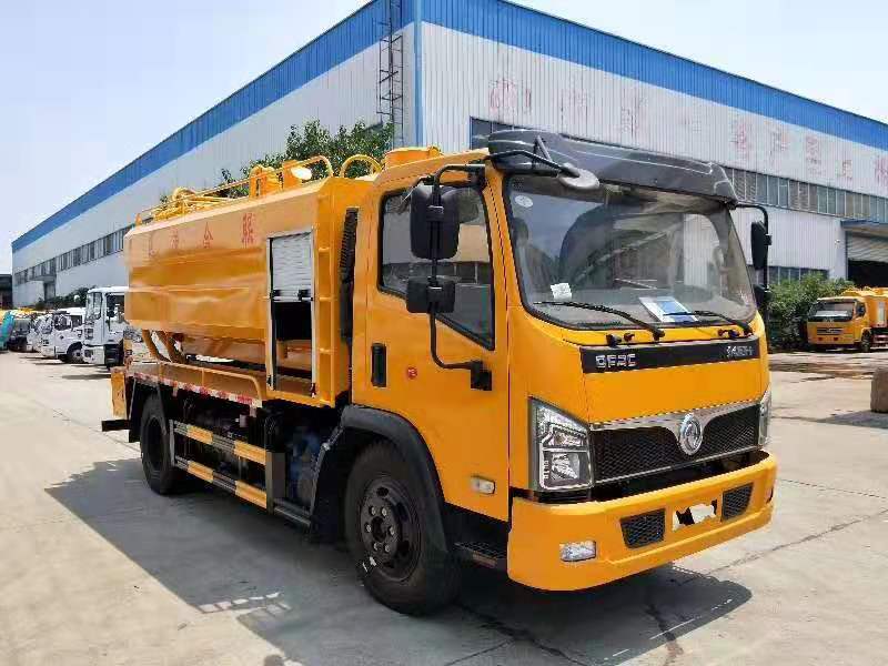 調(diào)試好吸污車不怕雪霧阻路-10立方吸污車廠家直銷 調(diào)試好吸污車不怕雪霧阻路-10立方吸污車廠家直銷