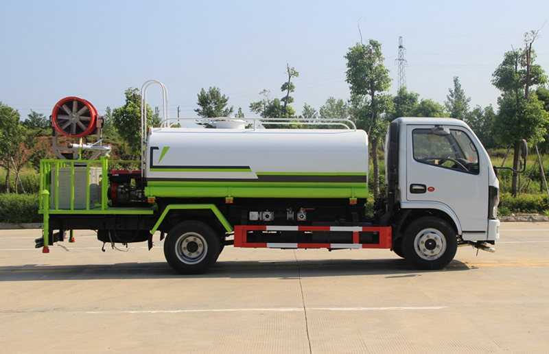 東風小多利卡5噸灑水車國六底盤配置: 采用東風D6系列新款駕駛室,3308mm軸距,搭載國六全柴115馬力柴油發動機或朝柴130馬力柴油發動機,萬里揚5檔變速箱,3.5T后橋,7.00R16鋼絲胎,ABS,標配電動窗、中控鎖、遙控鑰匙、日間行車燈、自動落鎖、斷氣剎、瞬時油耗,科技感十足,駕乘更舒適,GB7258新規。 東風小多利卡國六灑水車: 采用4mm優質碳鋼板,罐內制作減震波浪隔板,配置灑水車專用水泵(能實現泵進泵出功能),安裝前沖、后灑、側噴、灑水車平臺、灑水高炮(可調節直流、大雨、小雨、毛毛雨、霧狀效果),帶兩根吸水管,電子音樂喇叭及消防接口。灑水車垂直吸程7米,灑水寬度大于20米,射程大于28米。灑水車可加裝前沖后灑氣動閥駕駛室控制、可加裝霧炮機組發電機組噴霧降塵裝置。 東風小多利卡5噸灑水車國六底盤配置: 采用東風D6系列新款駕駛室,3308mm軸距,搭載國六全柴115馬力柴油發動機或朝柴130馬力柴油發動機,萬里揚5檔變速箱,3.5T后橋,7.00R16鋼絲胎,ABS,標配電動窗、中控鎖、遙控鑰匙、日間行車燈、自動落鎖、斷氣剎、瞬時油耗,科技感十足,駕乘更舒適,GB7258新規。 東風小多利卡國六灑水車: 采用4mm優質碳鋼板,罐內制作減震波浪隔板,配置灑水車專用水泵(能實現泵進泵出功能),安裝前沖、后灑、側噴、灑水車平臺、灑水高炮(可調節直流、大雨、小雨、毛毛雨、霧狀效果),帶兩根吸水管,電子音樂喇叭及消防接口。灑水車垂直吸程7米,灑水寬度大于20米,射程大于28米。灑水車可加裝前沖后灑氣動閥駕駛室控制、可加裝霧炮機組發電機組噴霧降塵裝置。